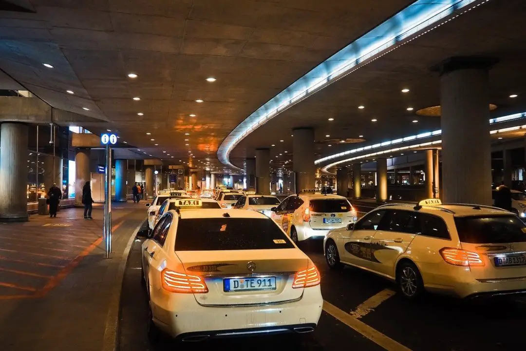 Fast Track Airport Services: Taxis queuing at the airport